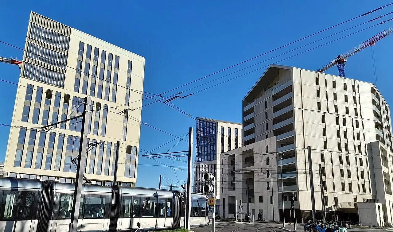 Des immeubles neufs et un tramway rue Carle-Vernet, dans le quartier Saint-Jean Belcier