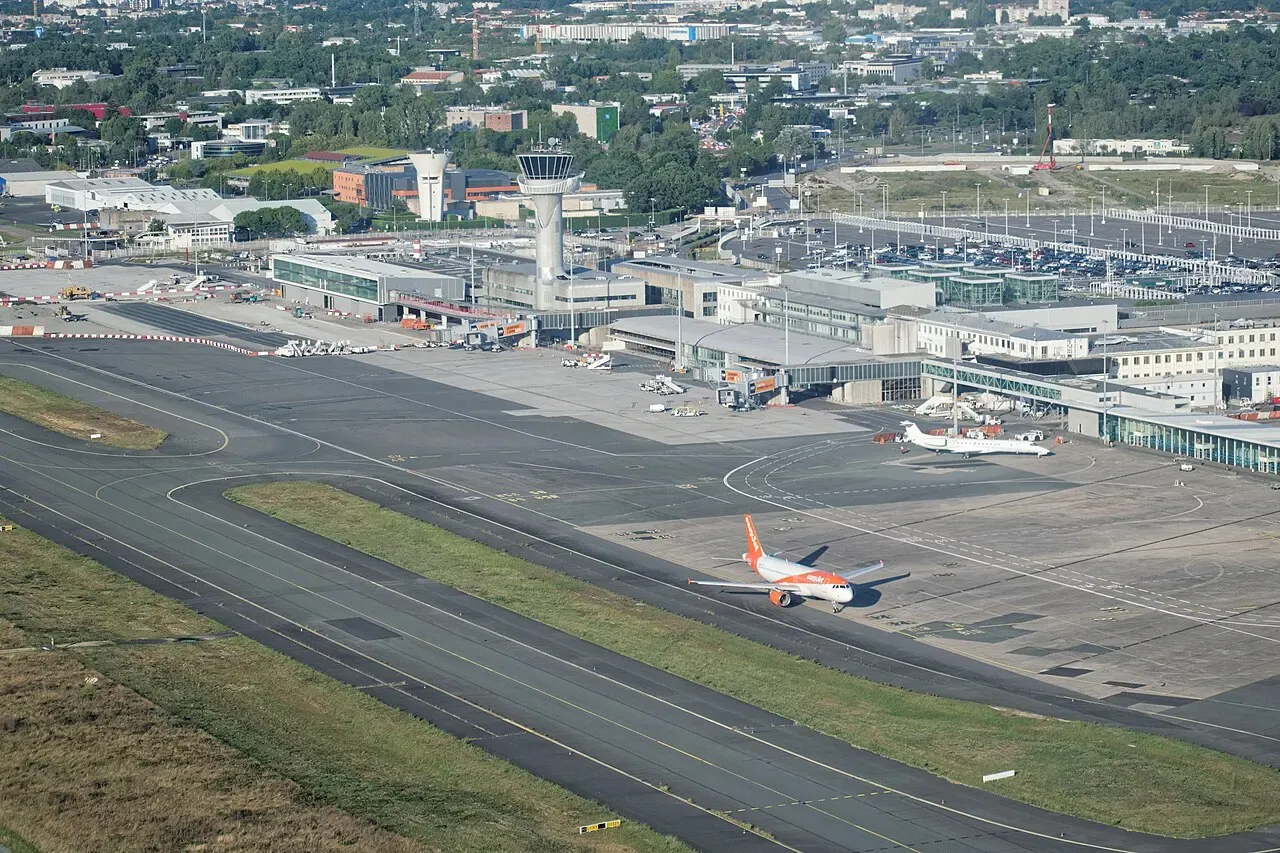 Les pistes et l’aérogare de l’aéroport de Bordeaux-Mérignac vues du ciel