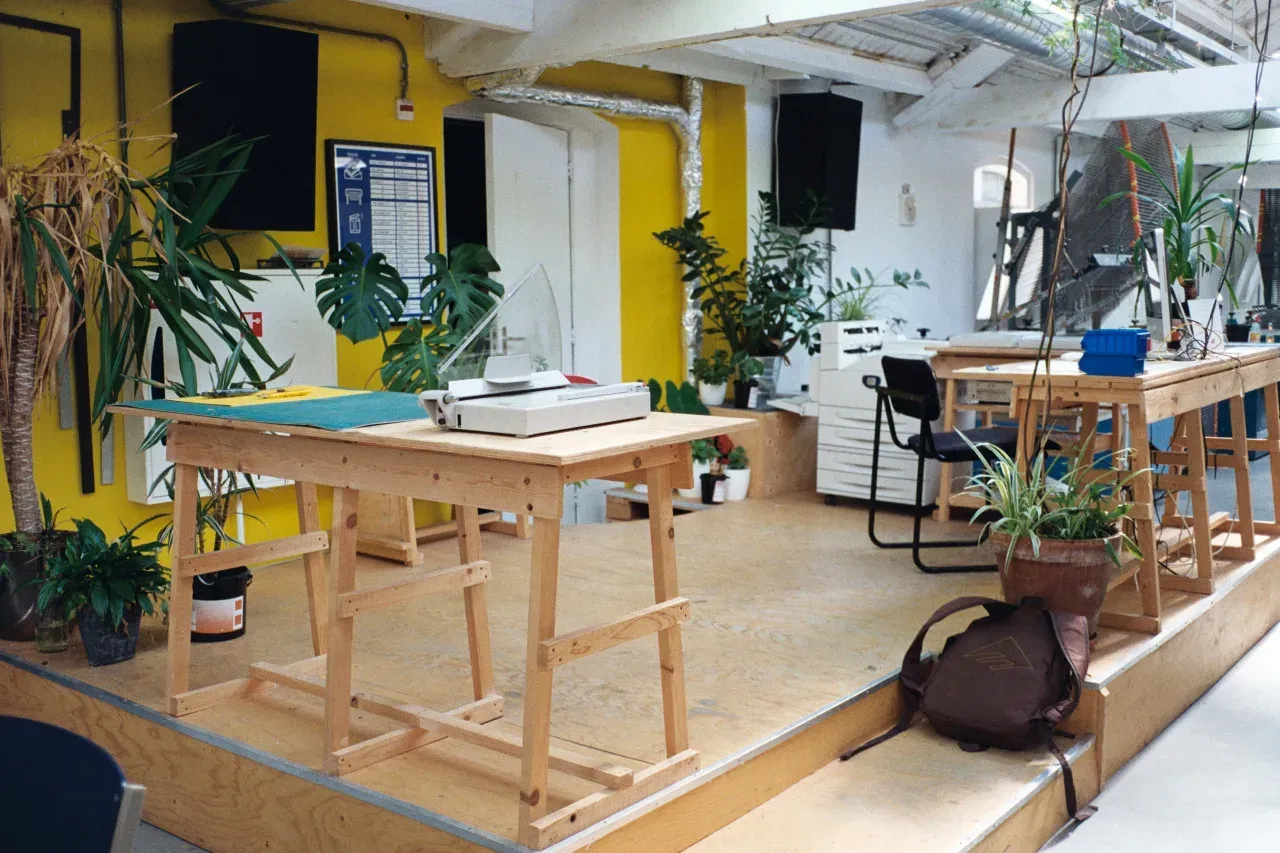 Une équipe travaille ensemble dans un bureau