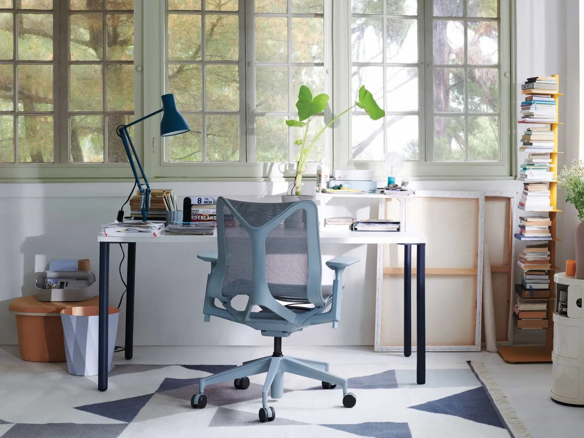 Un poste de travail lumineux avec une chaise de bureau et une grande table