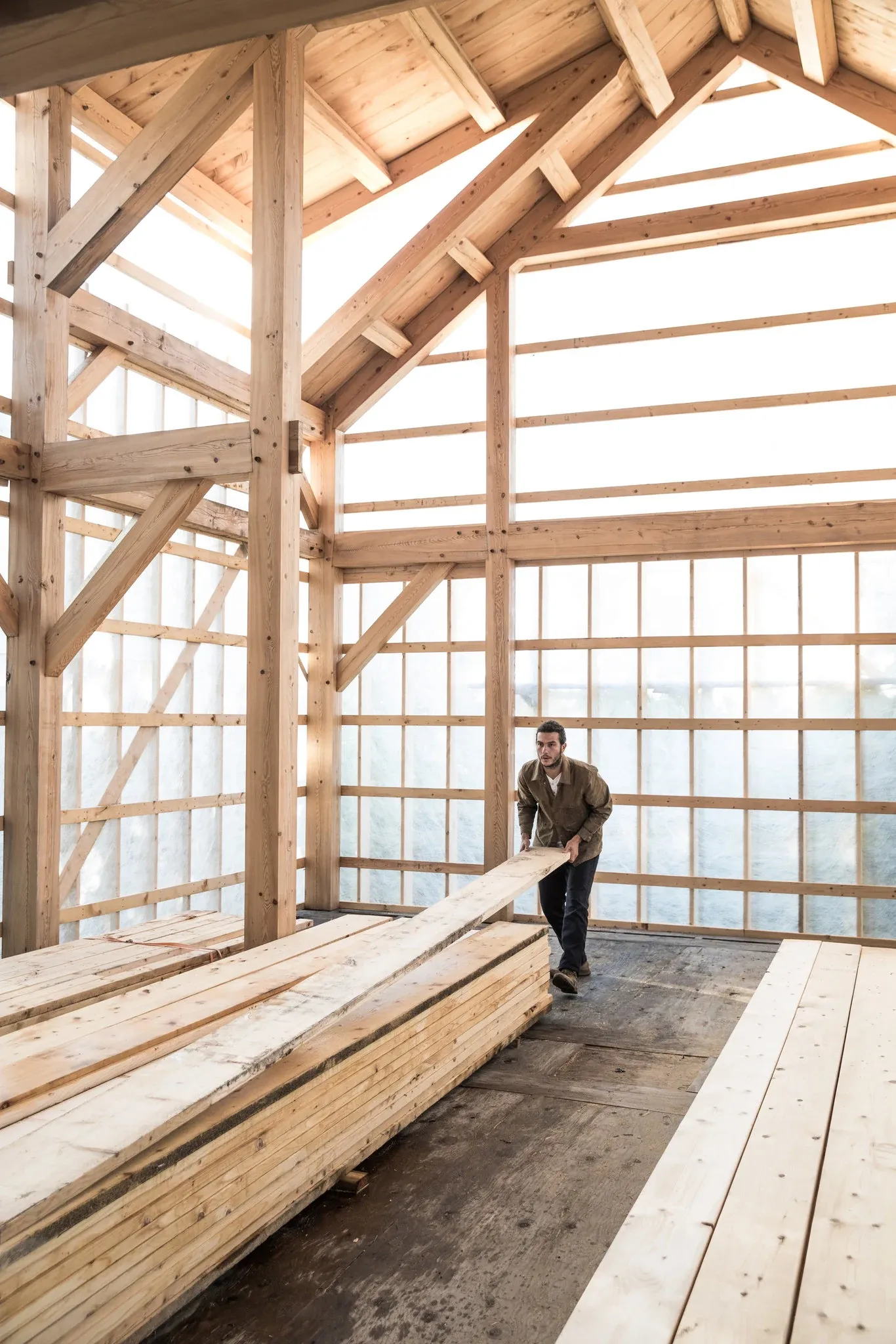 Un charpentier dans une charpente en bois en cours de construction