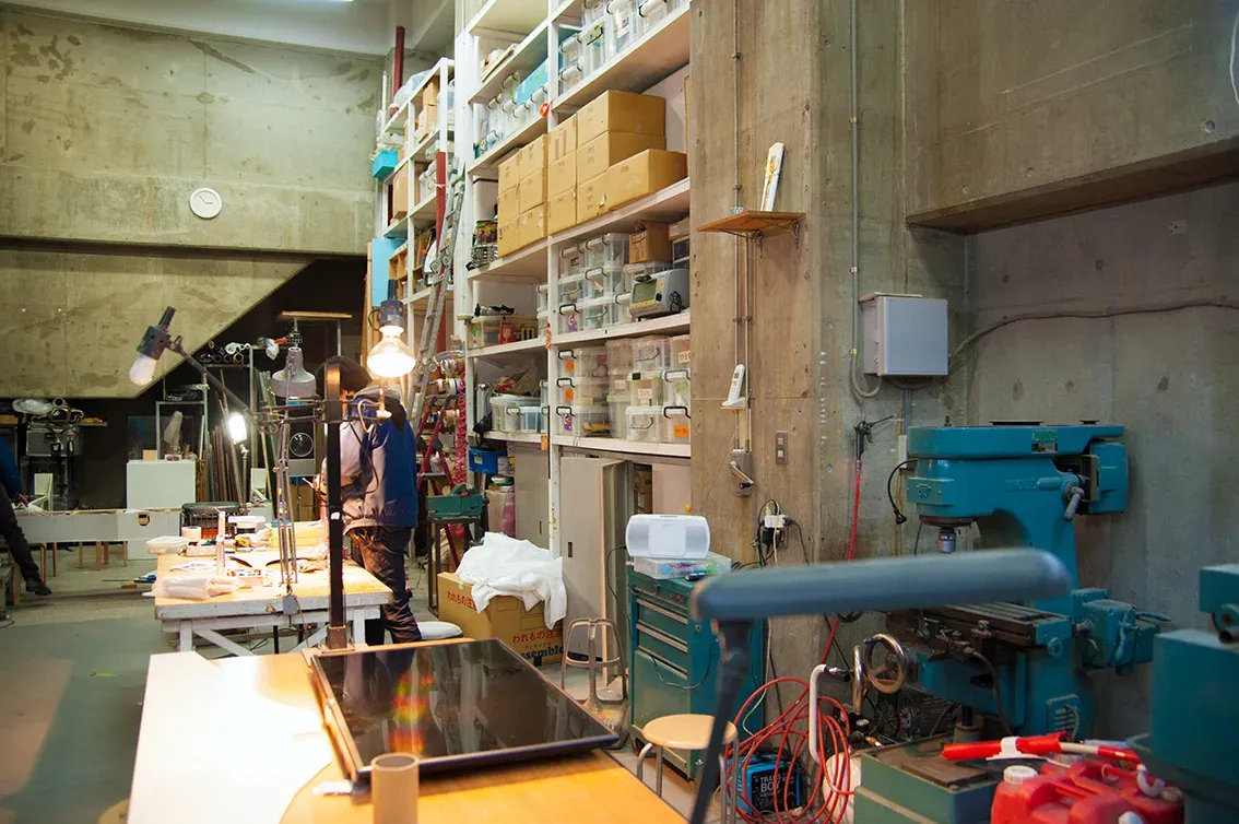 Un atelier de mécanique avec ses machines-outils, ses établis et ses étagères de pièces