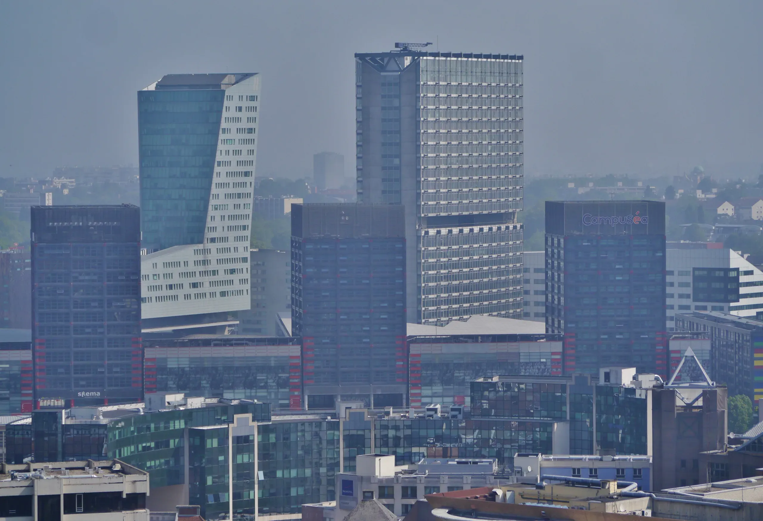 Les tours du quartier d’affaires d’Euralille vues depuis le beffroi, au-dessus des toits de Lille