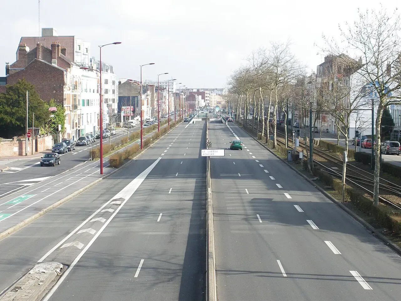 Le Grand Boulevard à Marcq-en-Barœul, les voies du tramway au milieu