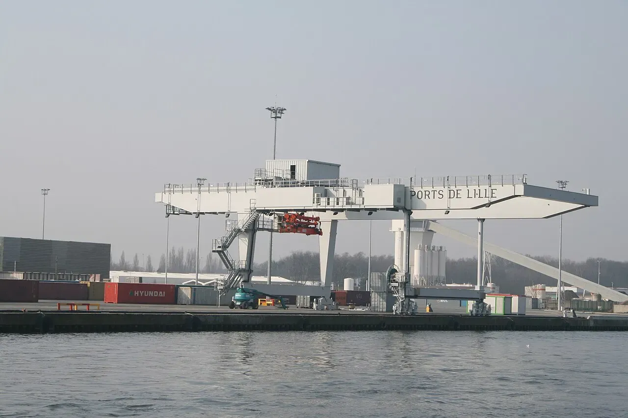 Le portique à conteneurs du port de Lille, au bord de la Deûle