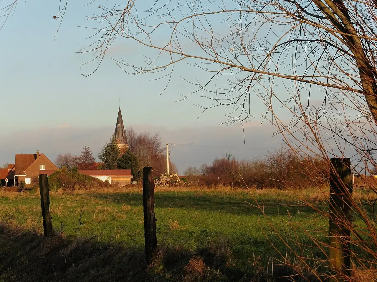 Un champ et le clocher d’Aubers, dans la campagne des Weppes