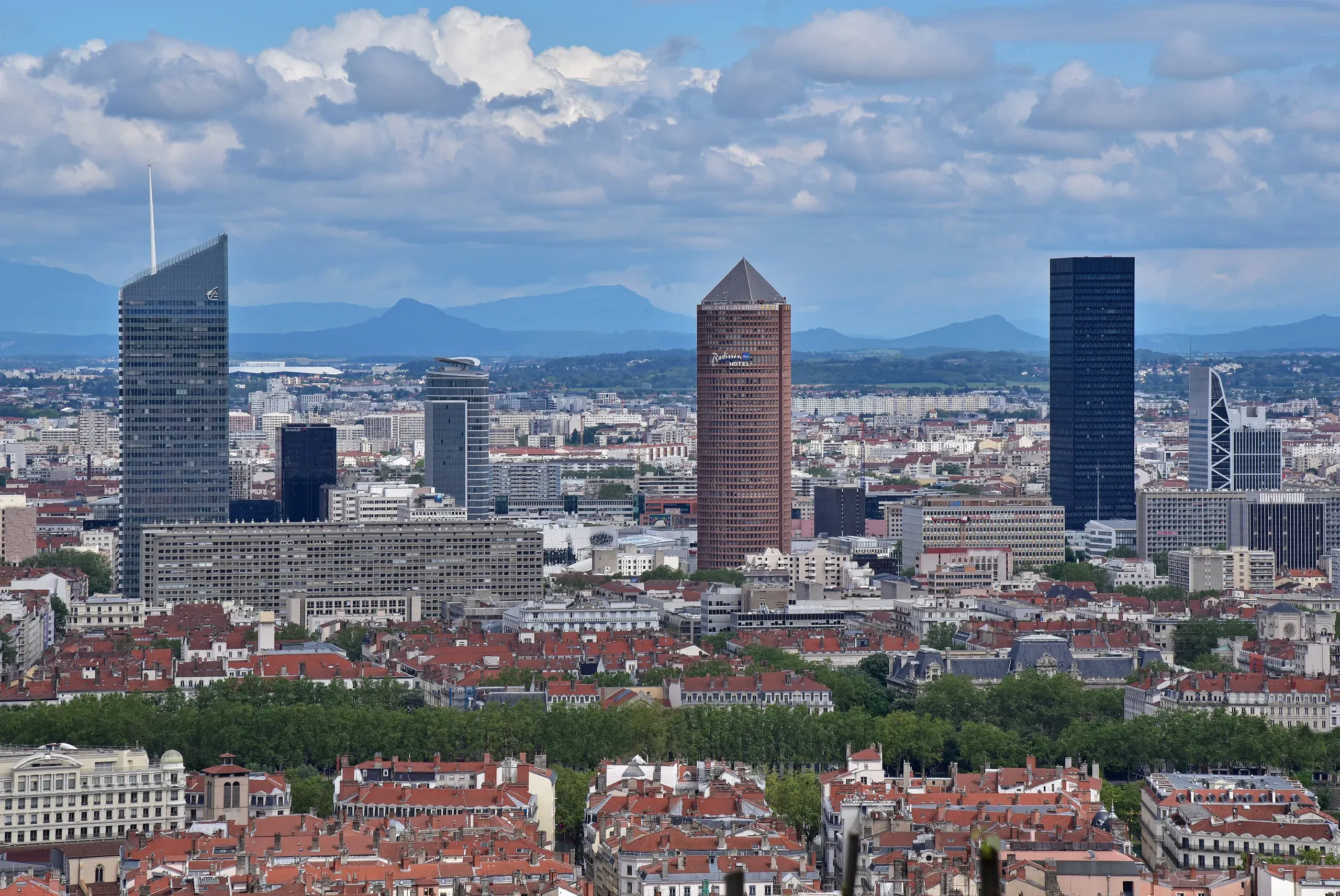 Le quartier d’affaires de la Part-Dieu vu depuis Fourvière, les monts du Lyonnais au loin