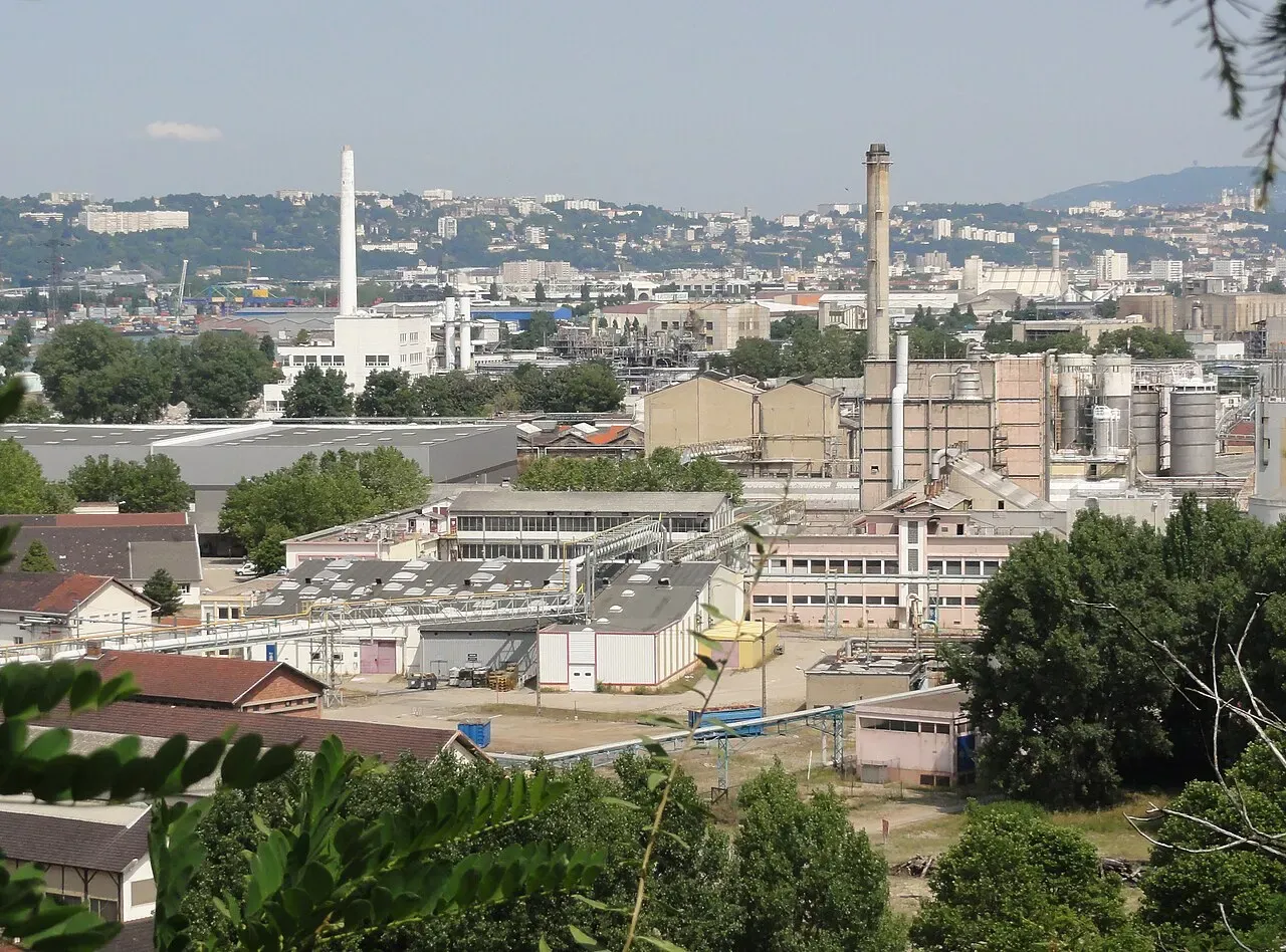 Les cheminées et les bâtiments industriels de Saint-Fons, dans la vallée de la chimie, au sud de Lyon