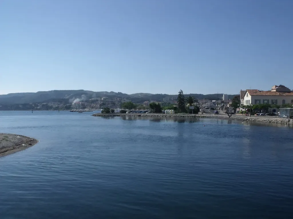 L’étang de Berre vu depuis Martigues, les collines au loin