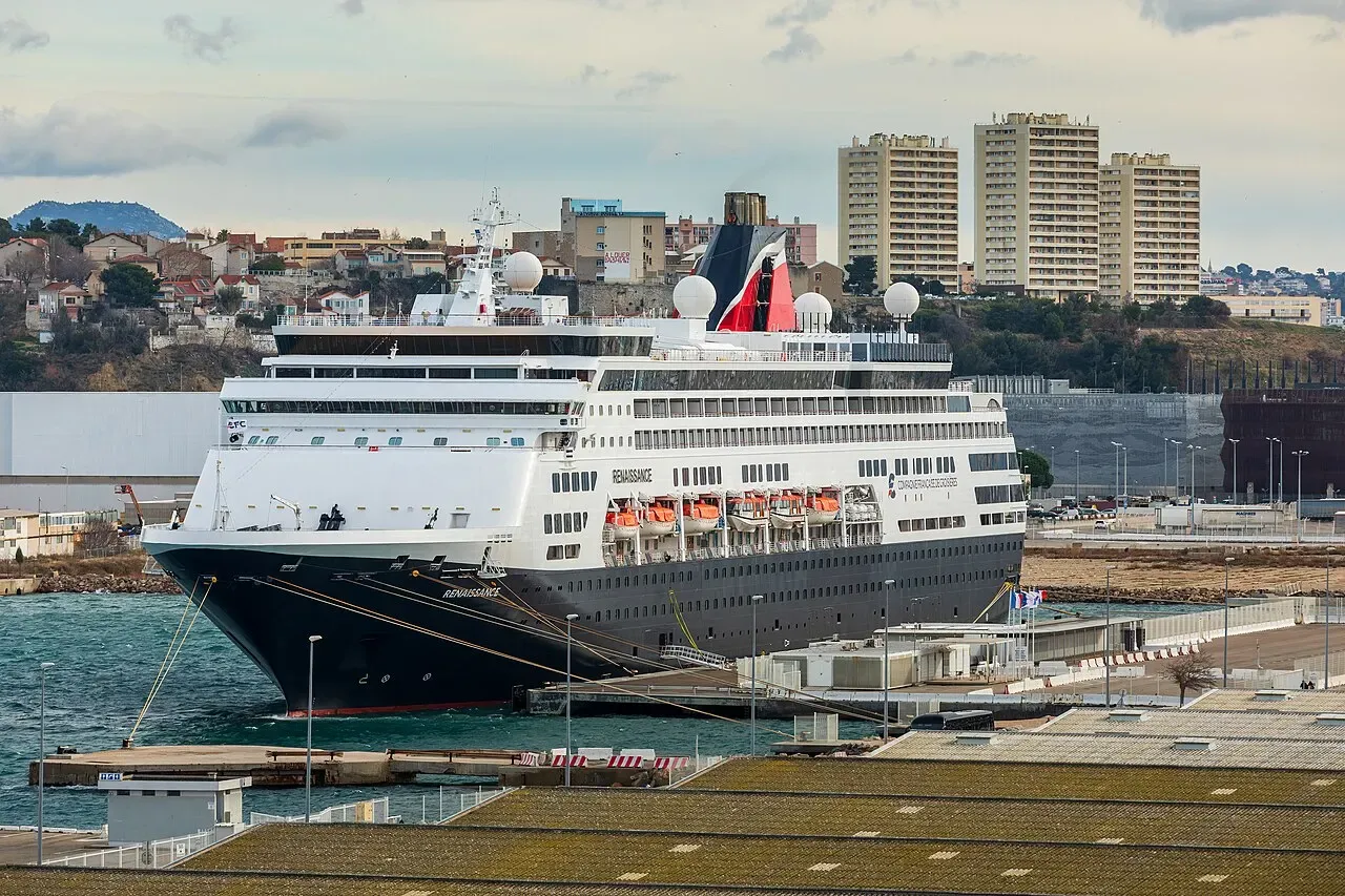Un navire à quai dans les bassins du Grand port maritime de Marseille, les immeubles des quartiers nord derrière