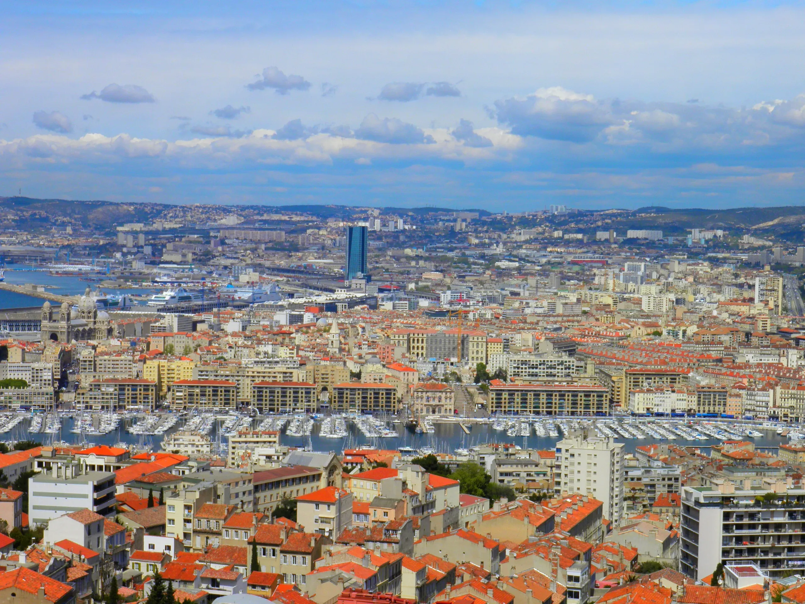 Marseille vue depuis Notre-Dame-de-la-Garde : le Vieux-Port, la cathédrale de la Major, le port de la Joliette et la tour CMA CGM