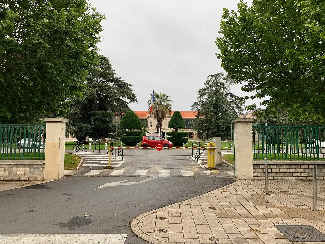 Une entrée du CHU de Montpellier, site Saint-Éloi