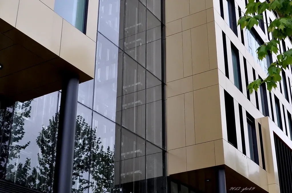 La façade d’une résidence récente dans le quartier Port Marianne