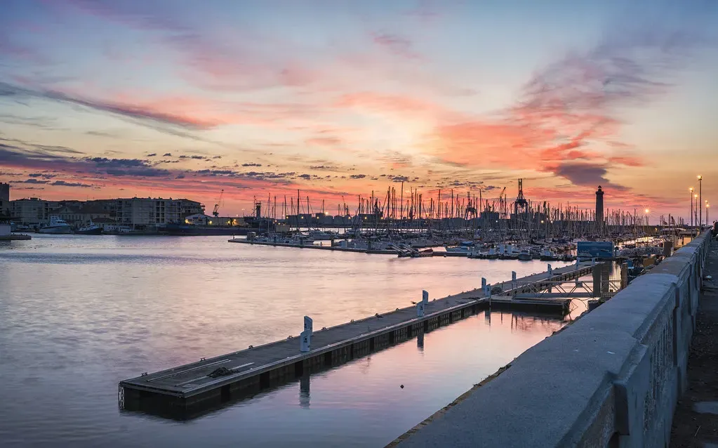Les quais du port de Sète au coucher du soleil