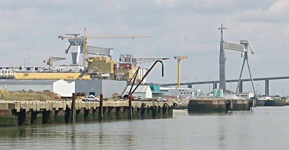 Les portiques et les quais des chantiers navals de Saint-Nazaire