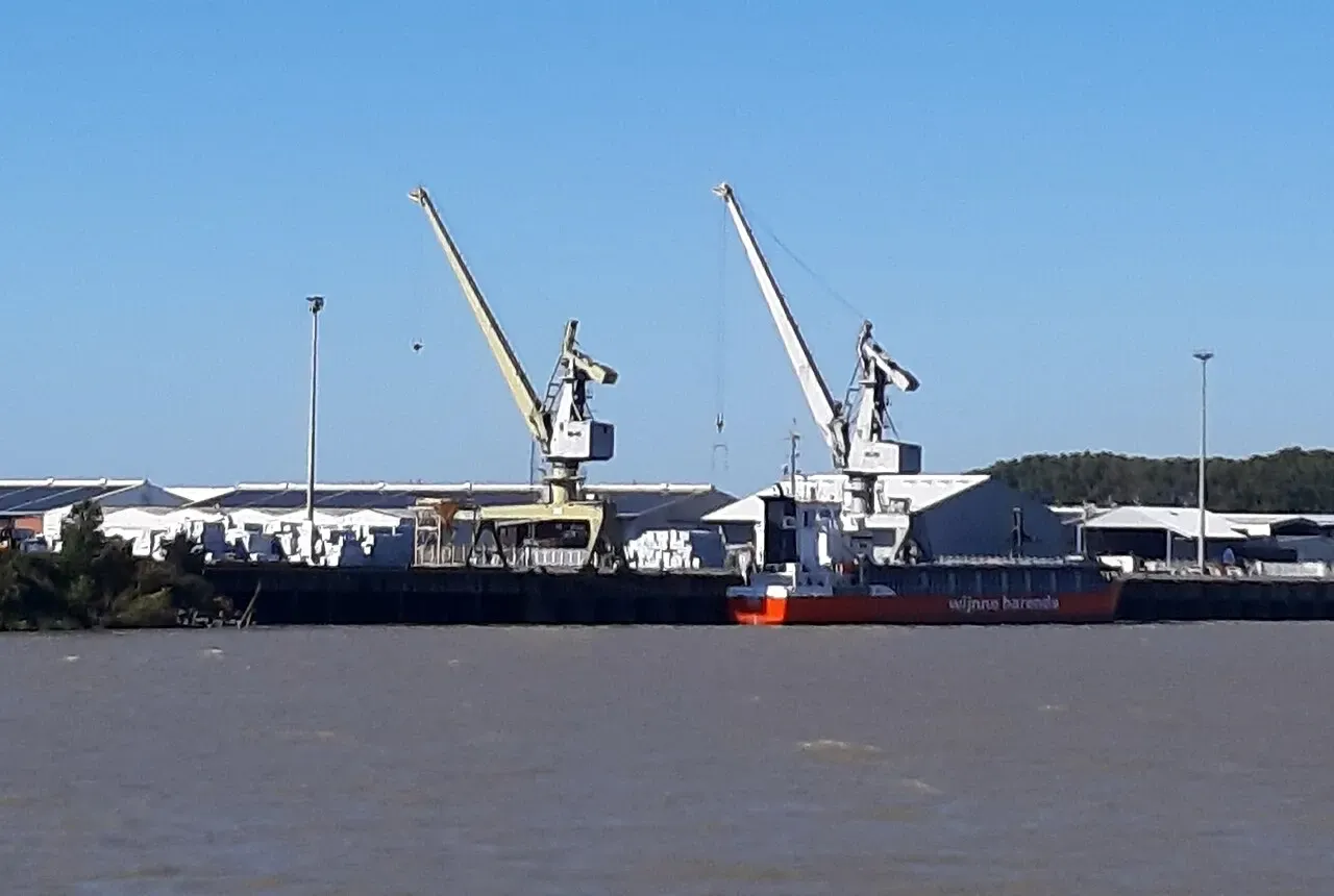 Des grues de quai sur la Loire, au port de Cheviré, en aval de Nantes