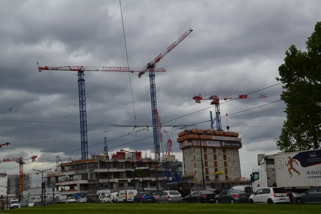 Des grues au-dessus d’immeubles en construction dans le 13e arrondissement, côté Ivry