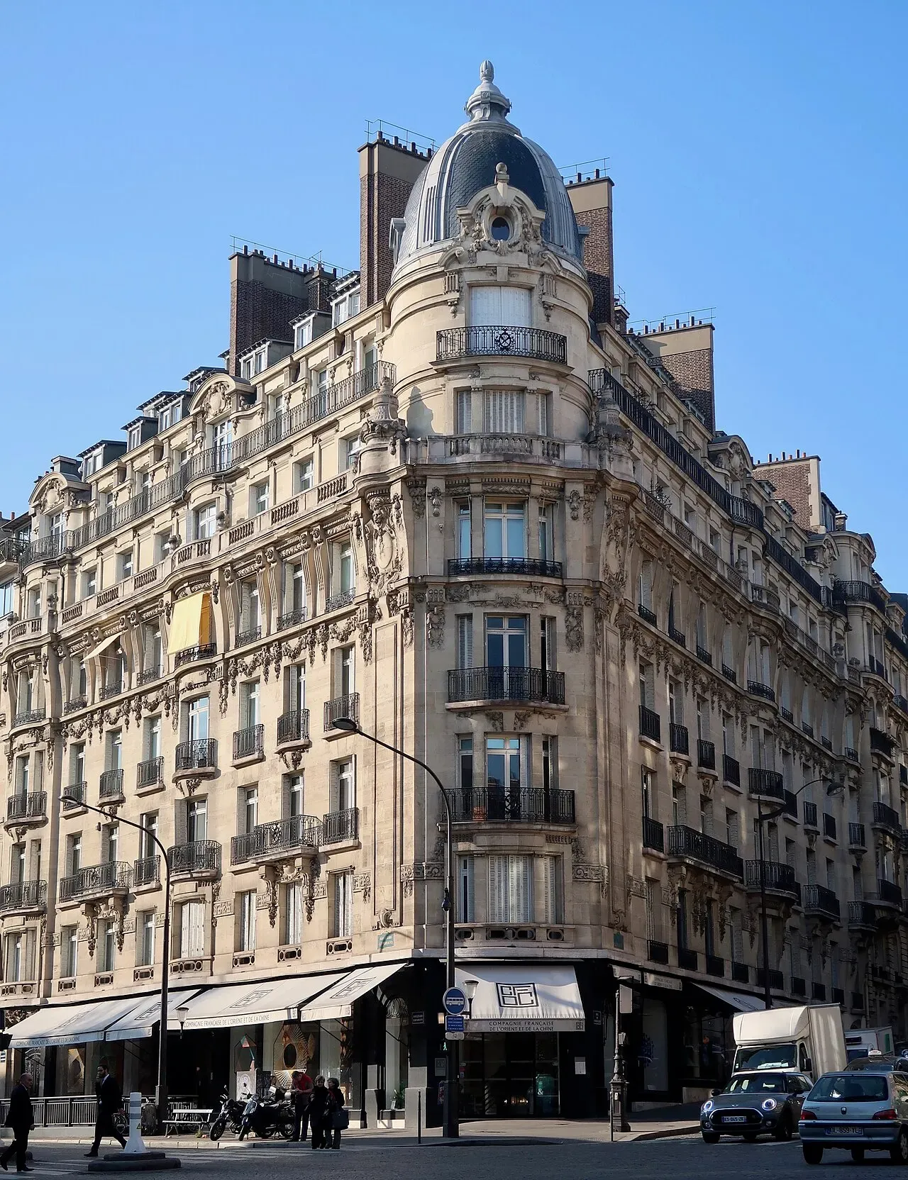 Un immeuble haussmannien à l’angle du boulevard Haussmann et de la rue de Courcelles