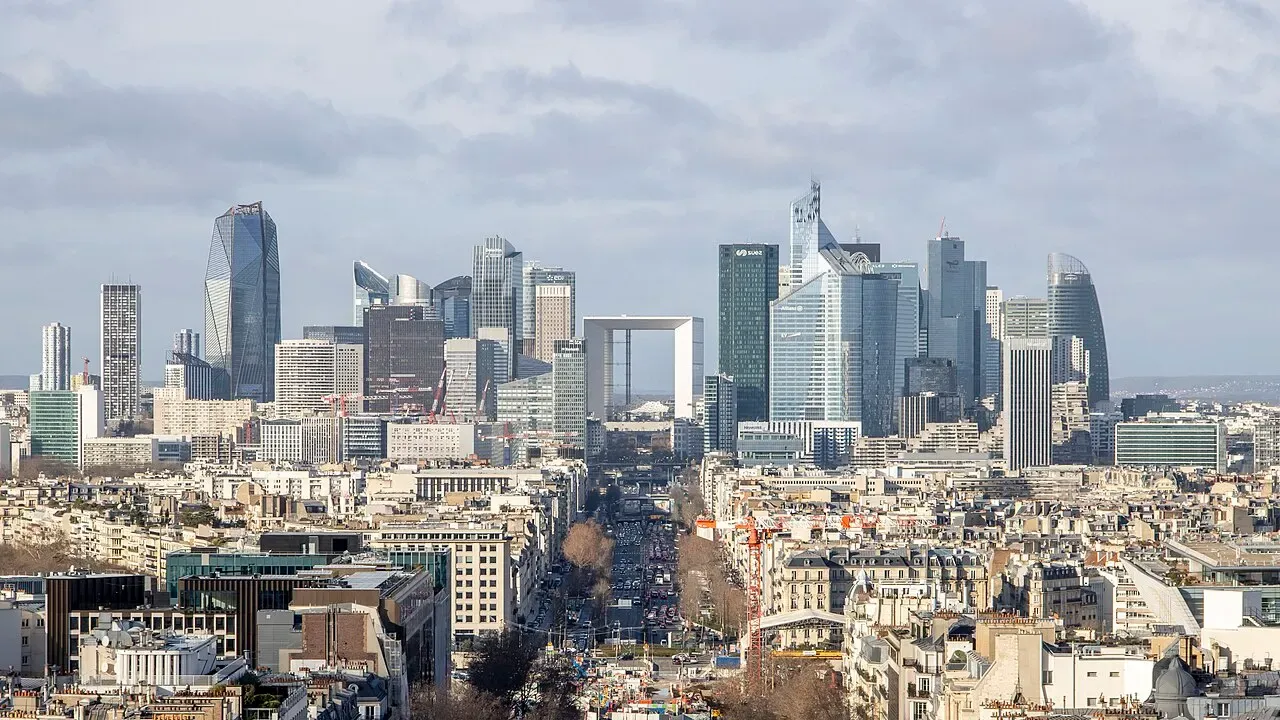 Les tours de La Défense vues depuis l’Arc de Triomphe, au bout de l’avenue de la Grande-Armée