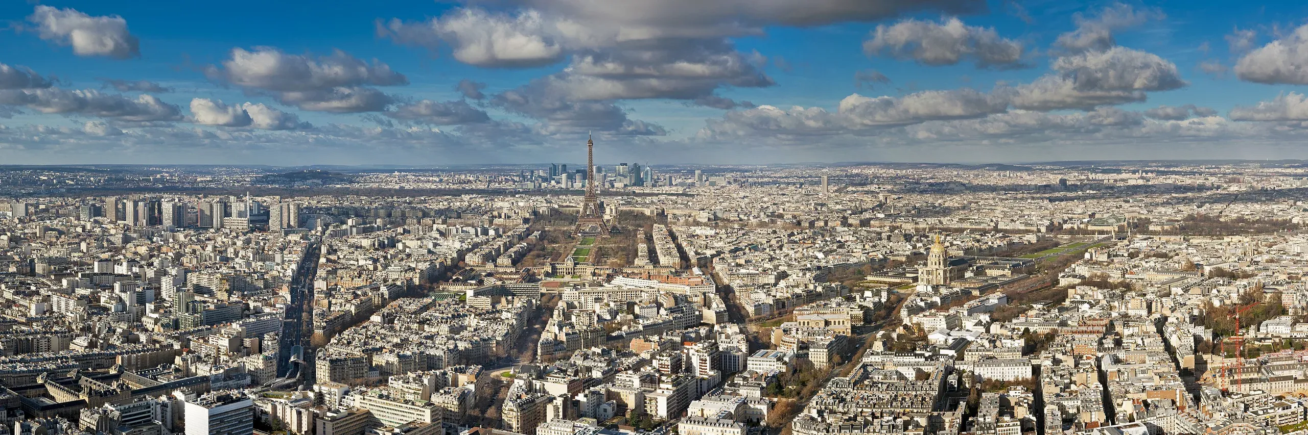 Paris vu depuis la tour Montparnasse : la tour Eiffel, le Champ-de-Mars et les Invalides, les tours de La Défense à l’horizon