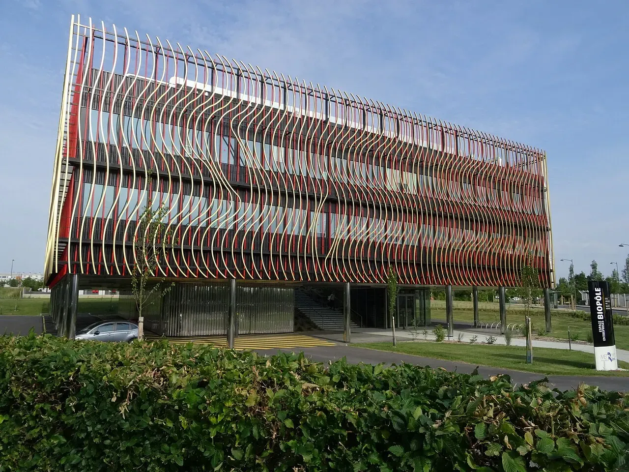 Le bâtiment du Biopôle à Rennes Atalante Champeaux, et sa façade à lames rouges