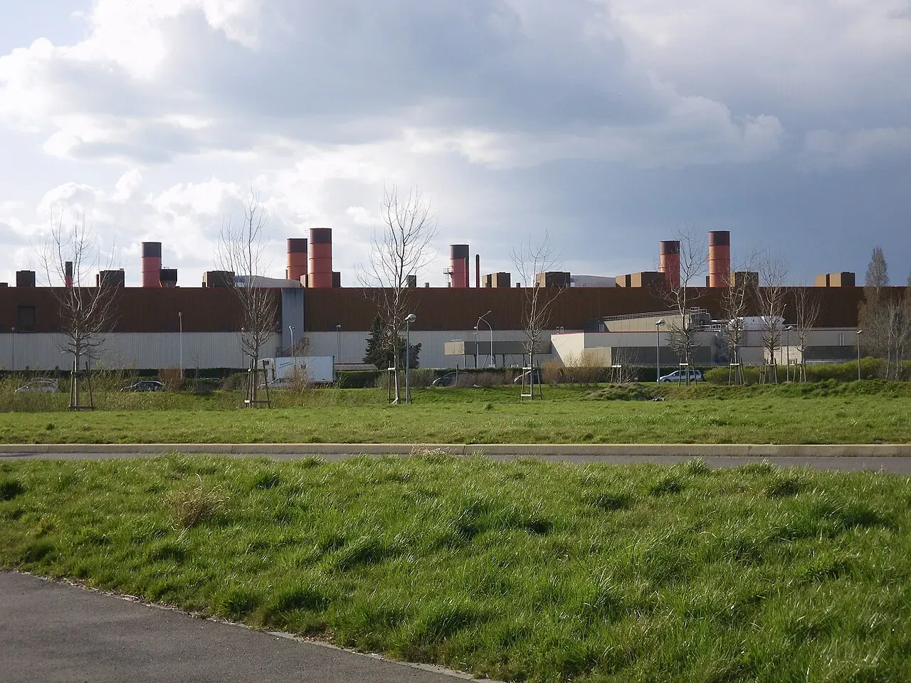 Les bâtiments de l’usine automobile de La Janais, à Chartres-de-Bretagne, derrière une pelouse