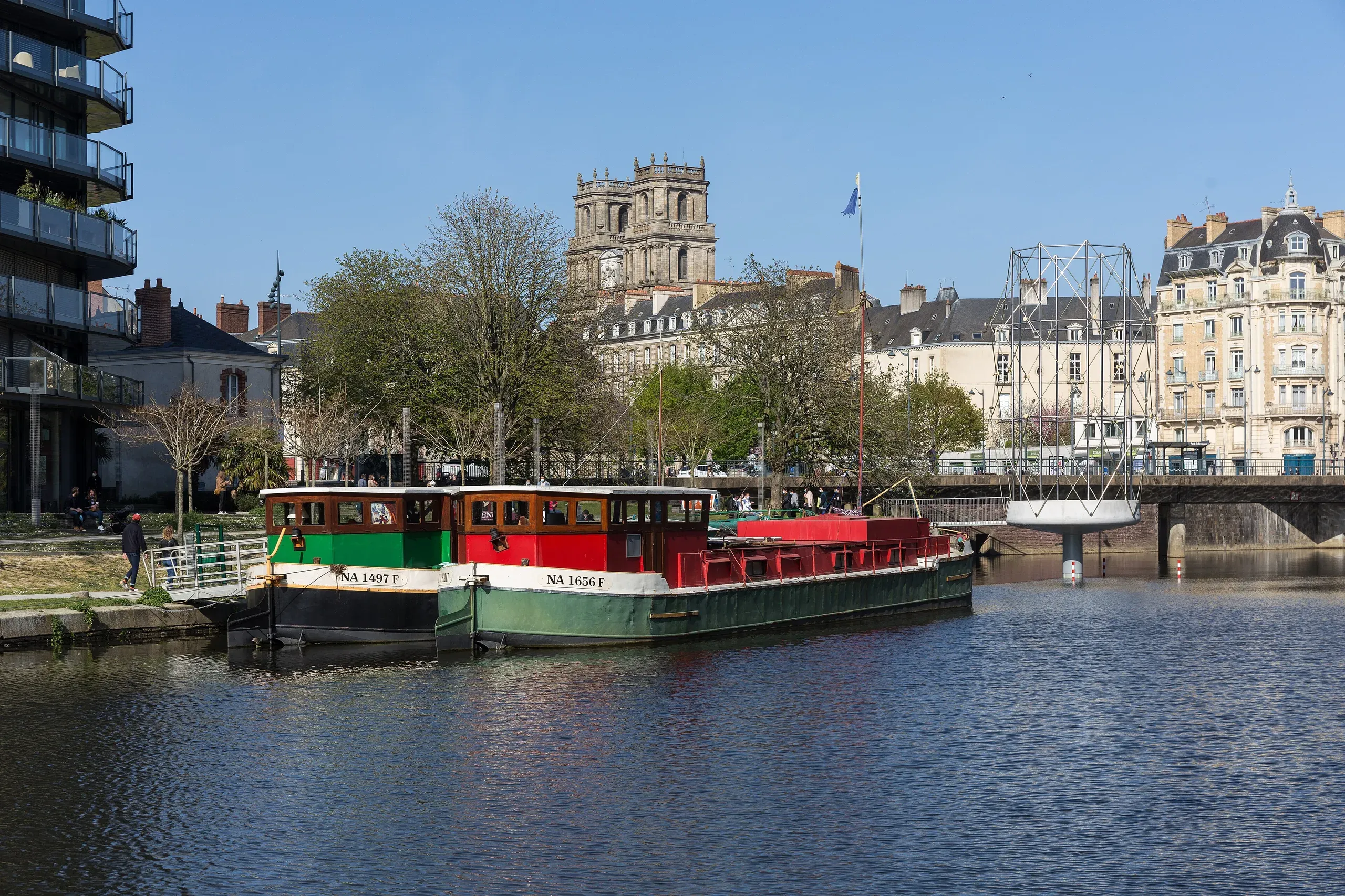 Deux péniches amarrées sur la Vilaine, quai Saint-Cyr, avec les tours de la cathédrale Saint-Pierre au fond