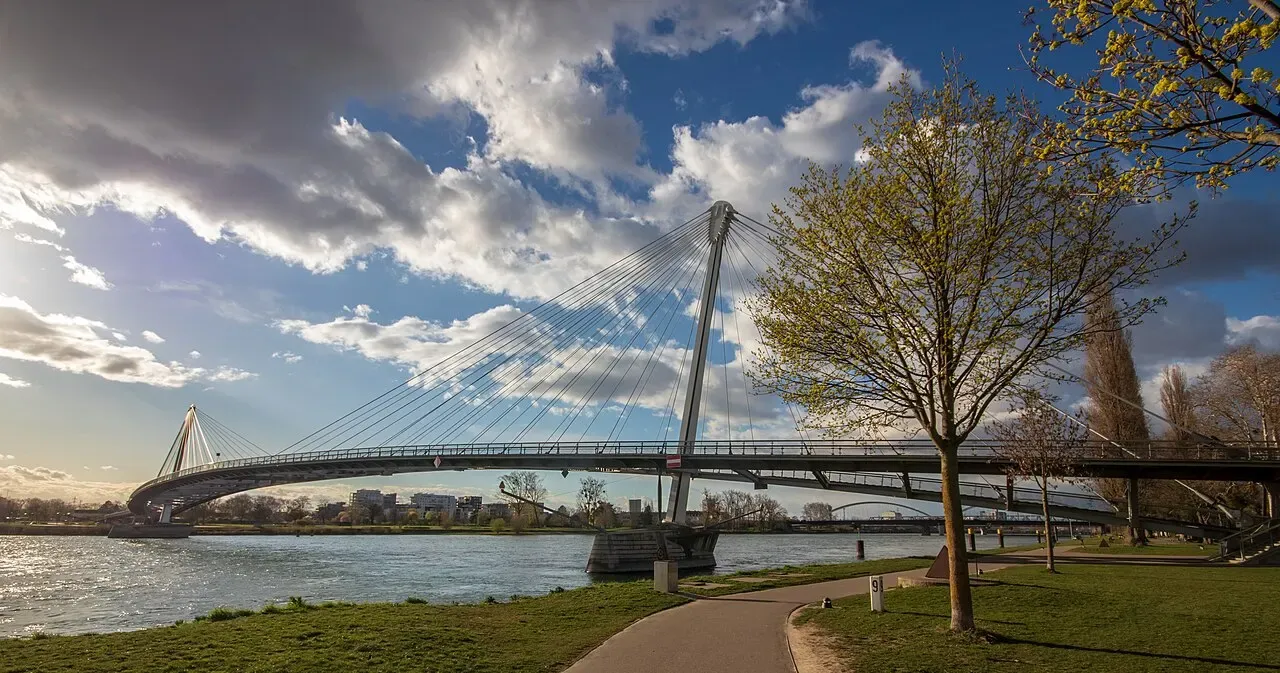 La passerelle des Deux Rives au-dessus du Rhin, entre Strasbourg et Kehl