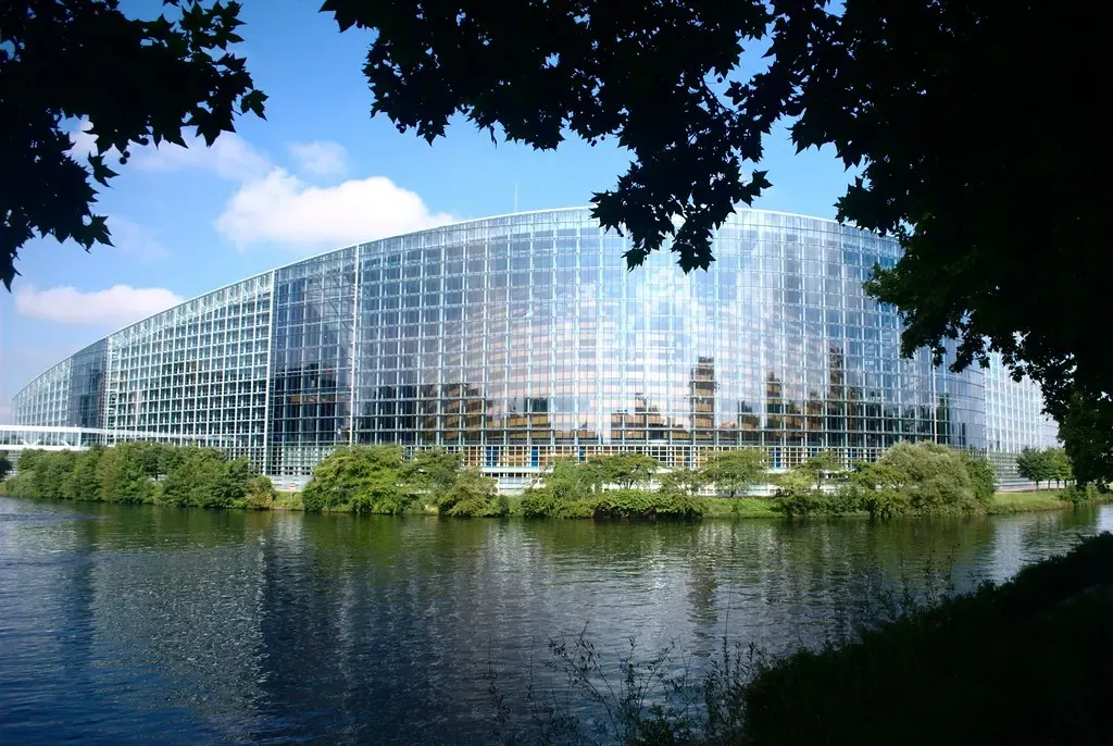 Le Parlement européen à Strasbourg, sa façade vitrée au bord de l’eau