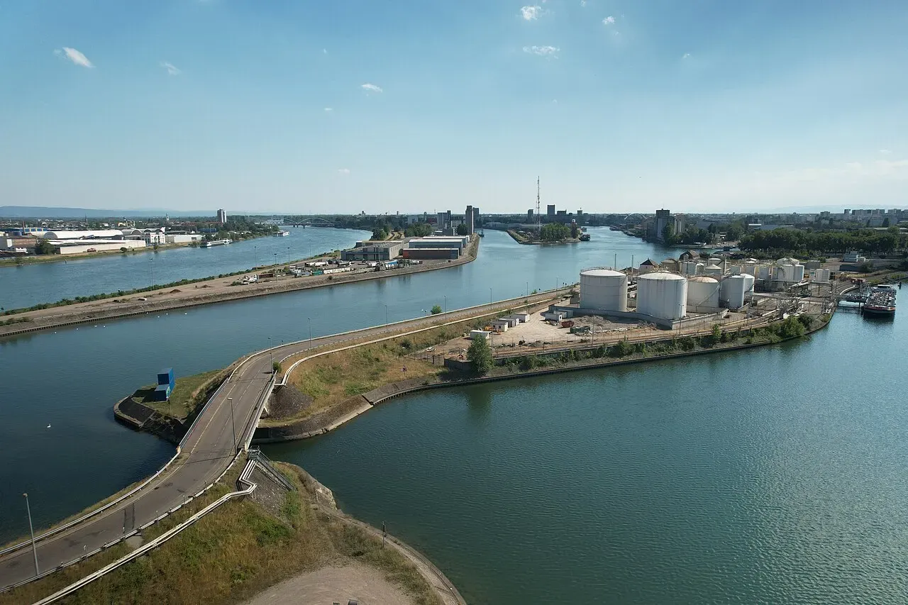 Les bassins du port autonome de Strasbourg vus d’en haut, le long du Rhin