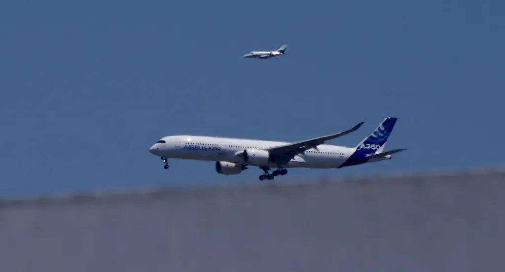 Un Airbus A350 en vol lors de son premier décollage, au-dessus de Toulouse-Blagnac
