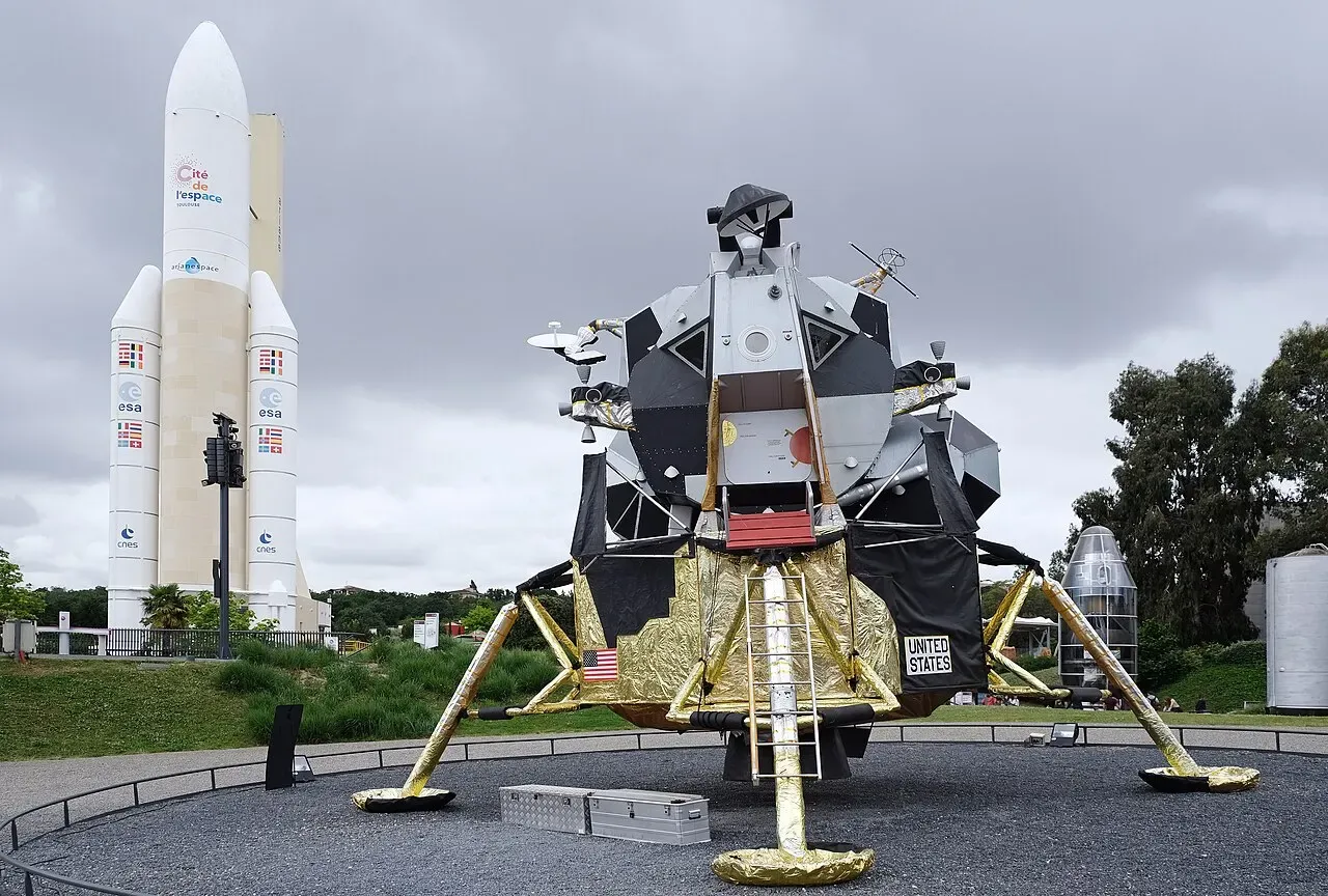 Une fusée Ariane 5 et un module lunaire dans le parc de la Cité de l’espace, à Toulouse