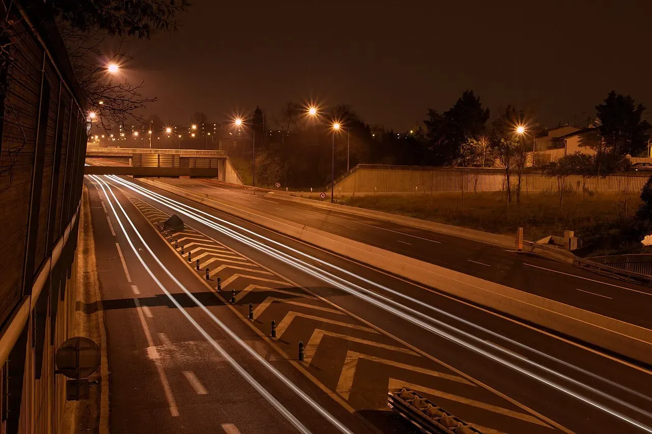 La rocade de Toulouse de nuit, les phares des voitures en traînées de lumière